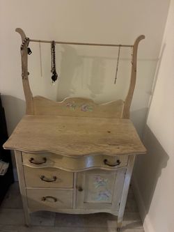 Vanity/dresser