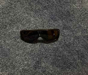 Saint Laurent sunglasses a unique cut on the front and a perfect everyday wear.
