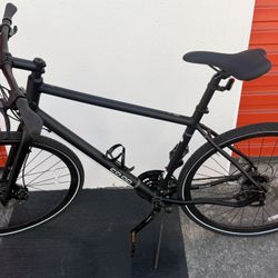 Co-op Cycles CTY 1.1 Hybrid Bike – Like New – 24 Speed – Disc Brakes – 700c