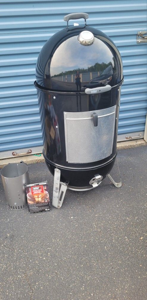 Weber Smokey Mountain 22β Smoker β Used ONCE + BBQ Starter Kit! π
