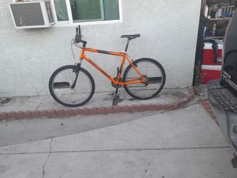 GARY FISCHER  MOUNTEN BIKE LARGE  WITH  26  INCH TIRES