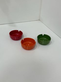 Vintage set of 3 small ashtray of Bakelite made in USA