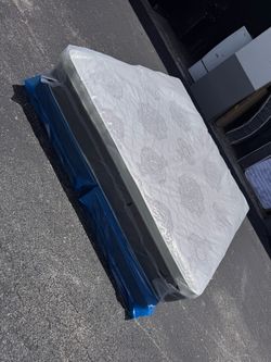 King mattress PILLOW TOP  and box spring set (2pc - brand new) 