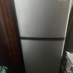 Frig magic chef, mini fridge, 19 x 18 x 49 tall
