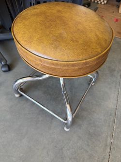 Rolling Dr’s examination stool