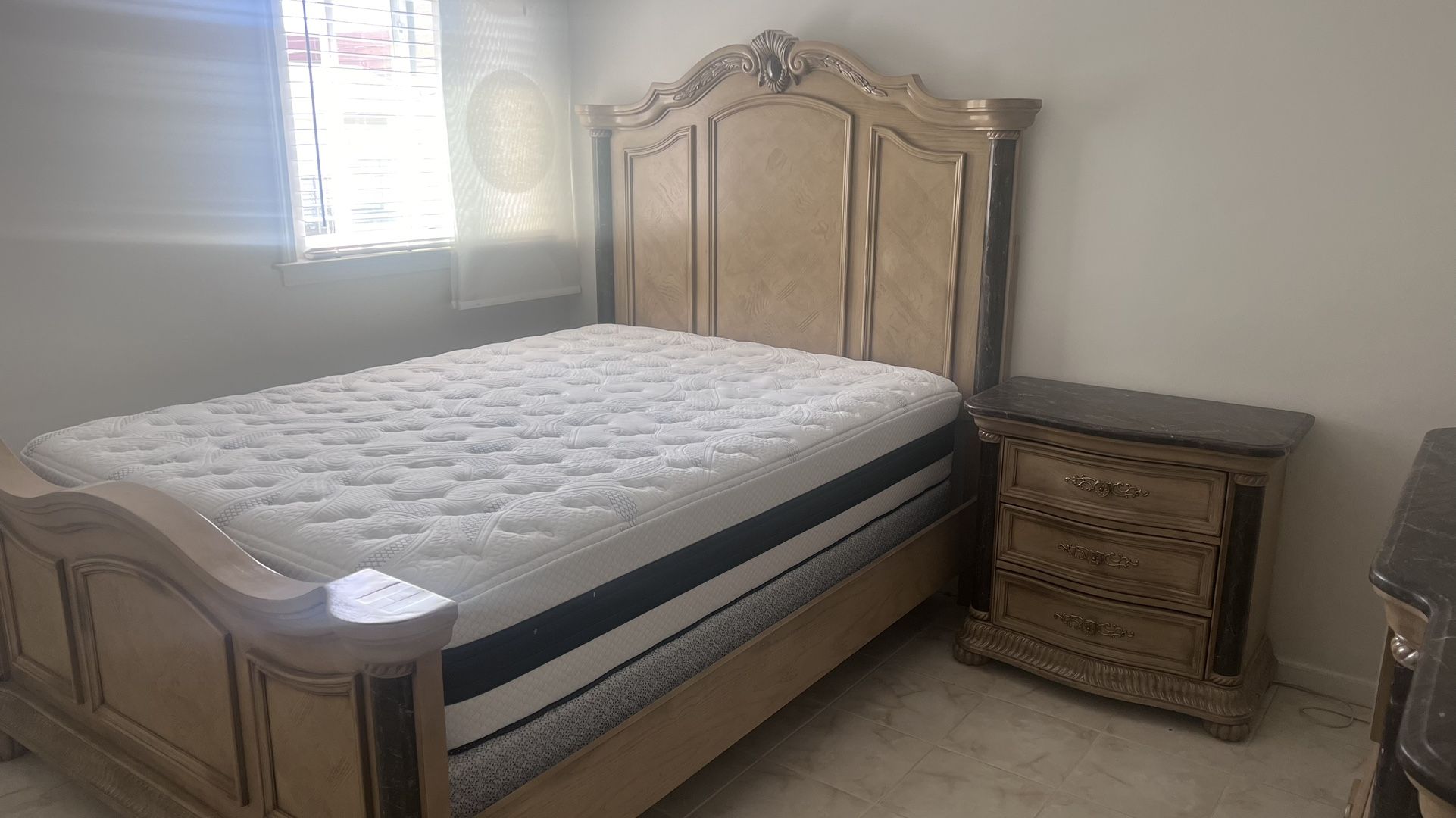 Very Good Condition Queen Bedroom Set