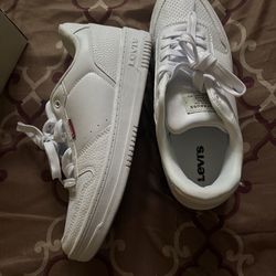 White woman Levi’s sneakers