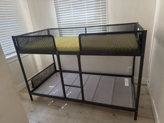 Twin bunk beds
