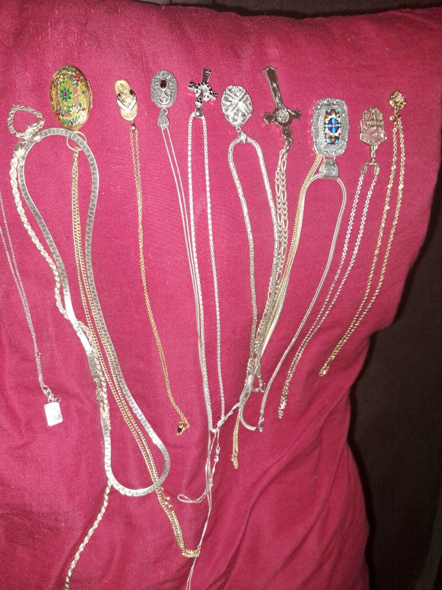 Silver Pendant And Chains