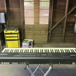 Alesis QS8 Synthesizer 