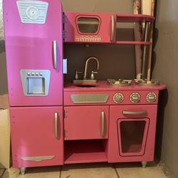 Children’s Play Kitchen/ Pick Up Only $60/OBO