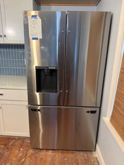 BRAND NEW LG Counter-Depth MAX 25.5-cu ft 36-in Wide French Door Refrigerator with Dual Ice Maker