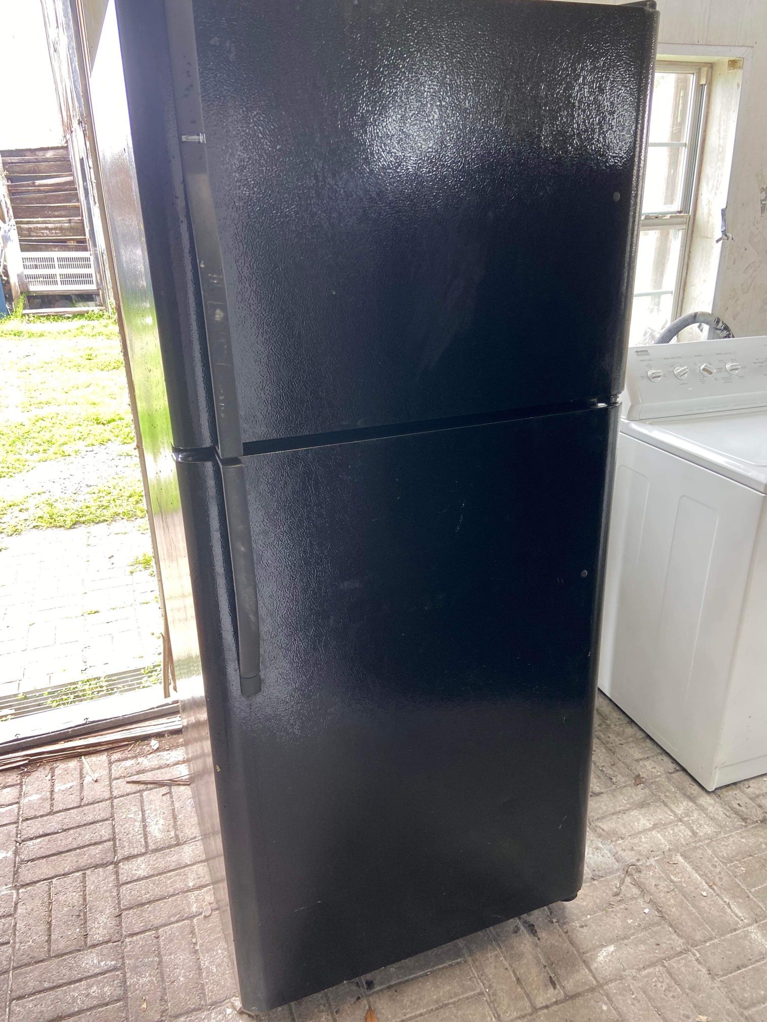 HAS ICE MAKER ! 21 CU.FT. PERFECT RUNNING BLACK  FRIDGE. RUNS LIKE BRAND NEW! BEEN CLEAN IN & OUT. SMELLS CLEAN & FRESH. EASY ACCESSABLE! ILL HELP LOA