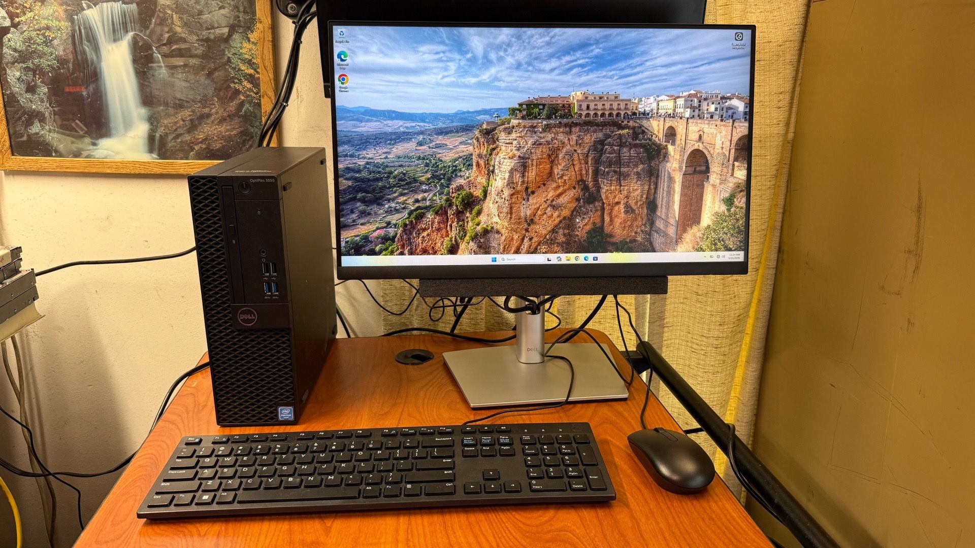 Dell Optiplex 3050 SFF: 22” widescreen 16 GB ram ssd