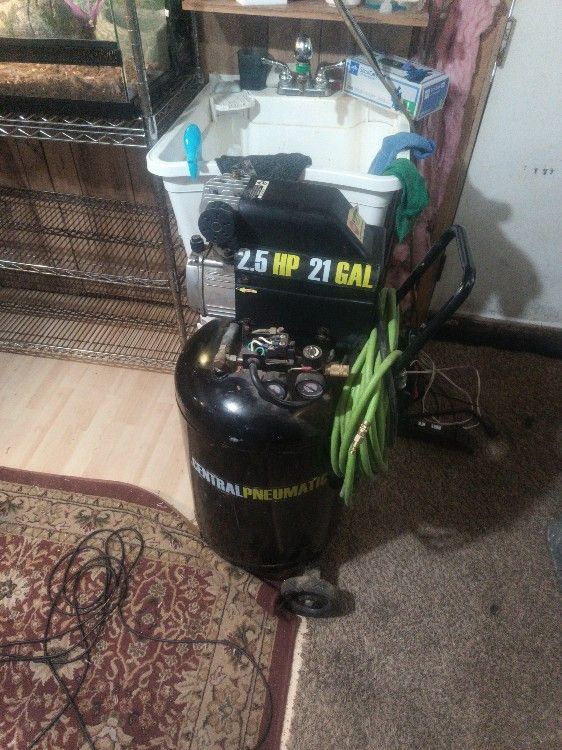 21 Gallon 2.5 HP Compressor With Hose