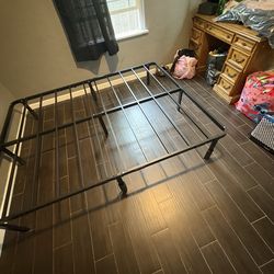 Queen size bed fram