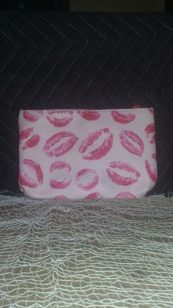 IPSY lipstick kisses makeup bag (NEW)