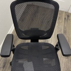 Staples Hyken Ergonomic Mesh Swivel Task Chair Black UN59460