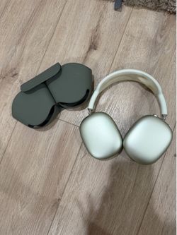 Apple Airpods Max in green
