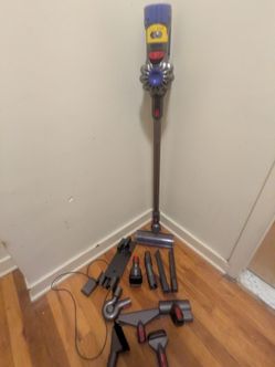 Dyson v8 animal ( needs new battery)