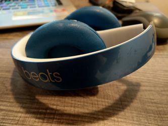 Light Blue Beats Solo 2