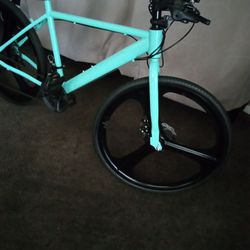 BIKE 24 FRAME LIKE NEW HARDLY USED GREAT CONDITION DISC BRAKES 26X1.50 TIRES