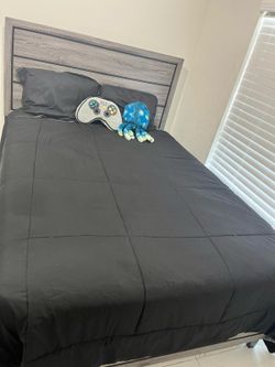 Wooden Queen size bed mattress included