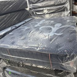 QUEEN SIZE STEARNS & FOSTER LUX ESTATE (MEDIUM) MATTRESS & BOX SPRING BED SET