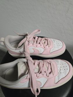 PINK WHITE YOUTH NIKE'S SIZE 4.5 TENN8S SHOES