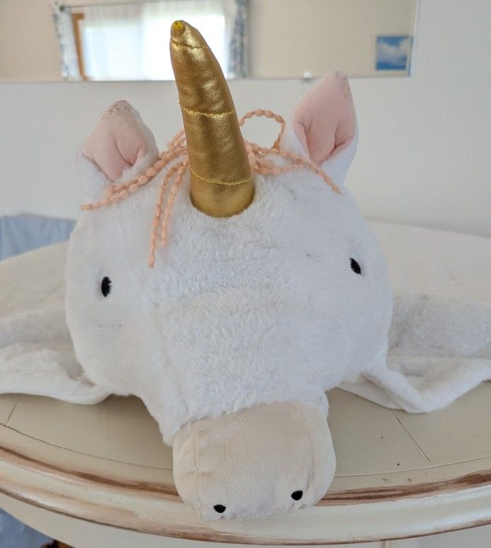 Unicorn throw blanket with useable paws