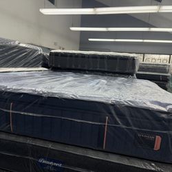 KING SIZE STEARNS & FOSTER LUX ESTATE (FIRM) PILLOW TOP MATTRESS & BOX SPRINGS BED SET