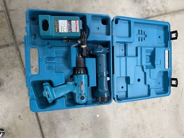 Makita 12 volt tool kit drill charger flashlight case