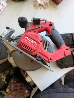 Lefty Milwaukee brushless fuel skill saw