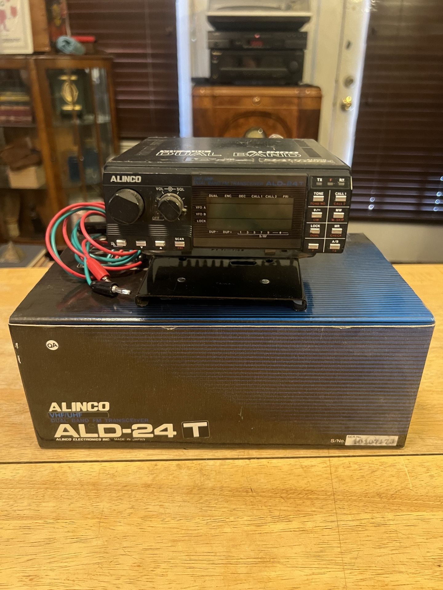 ALINCO ALD-24T Dual BandVHF/UHF Ham Transceiver w/ Box & mounting bracket Powers On