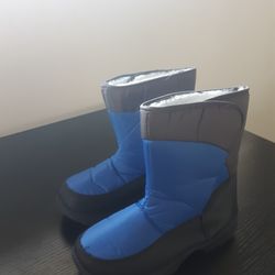 Kids Snow Boots Size 4 Like New