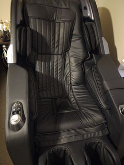 Used Insignia 3D Zero Gravity Full Body Message Chair
