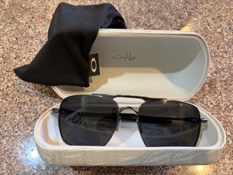 Oakley Deviation Sunglasses Polarized Prizm lenses with Case and bag gunmetal metal gray frames