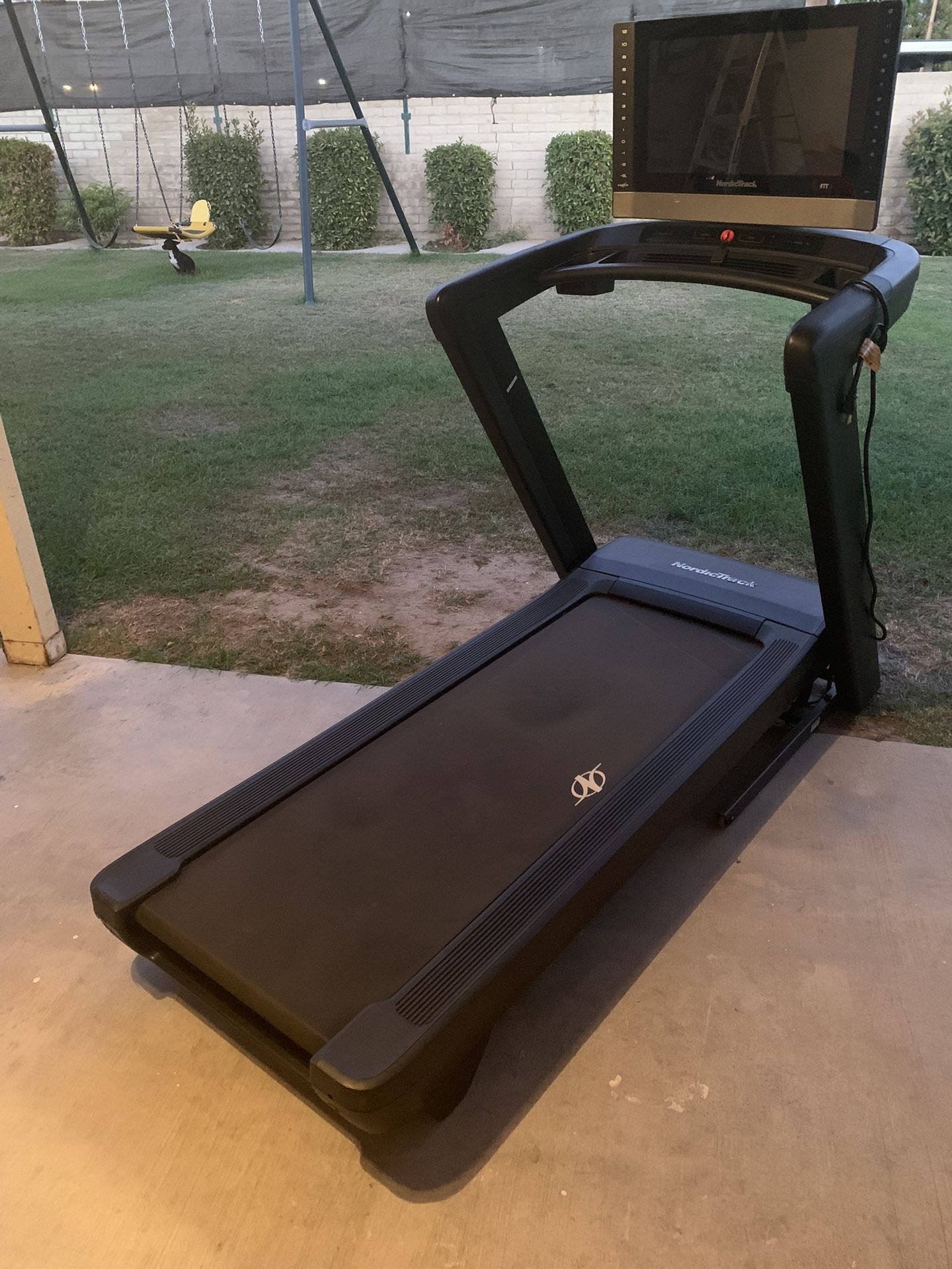 new nordictrack commecial 2450 treadmill