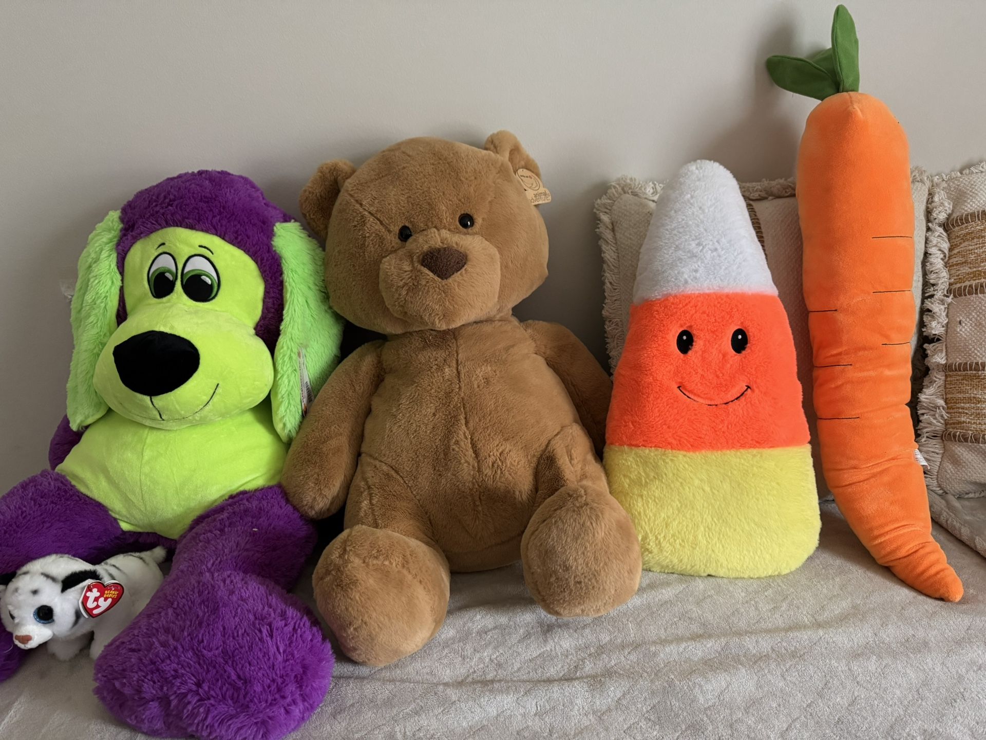 Stuffed Animal Bundle – Giant Plush Toys (Clean & Like New)