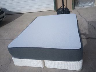 Queen Casper memory foam mattress and box spring