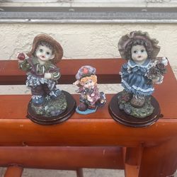 Family.   Porcelain.  3.  Figure.   Antique. 