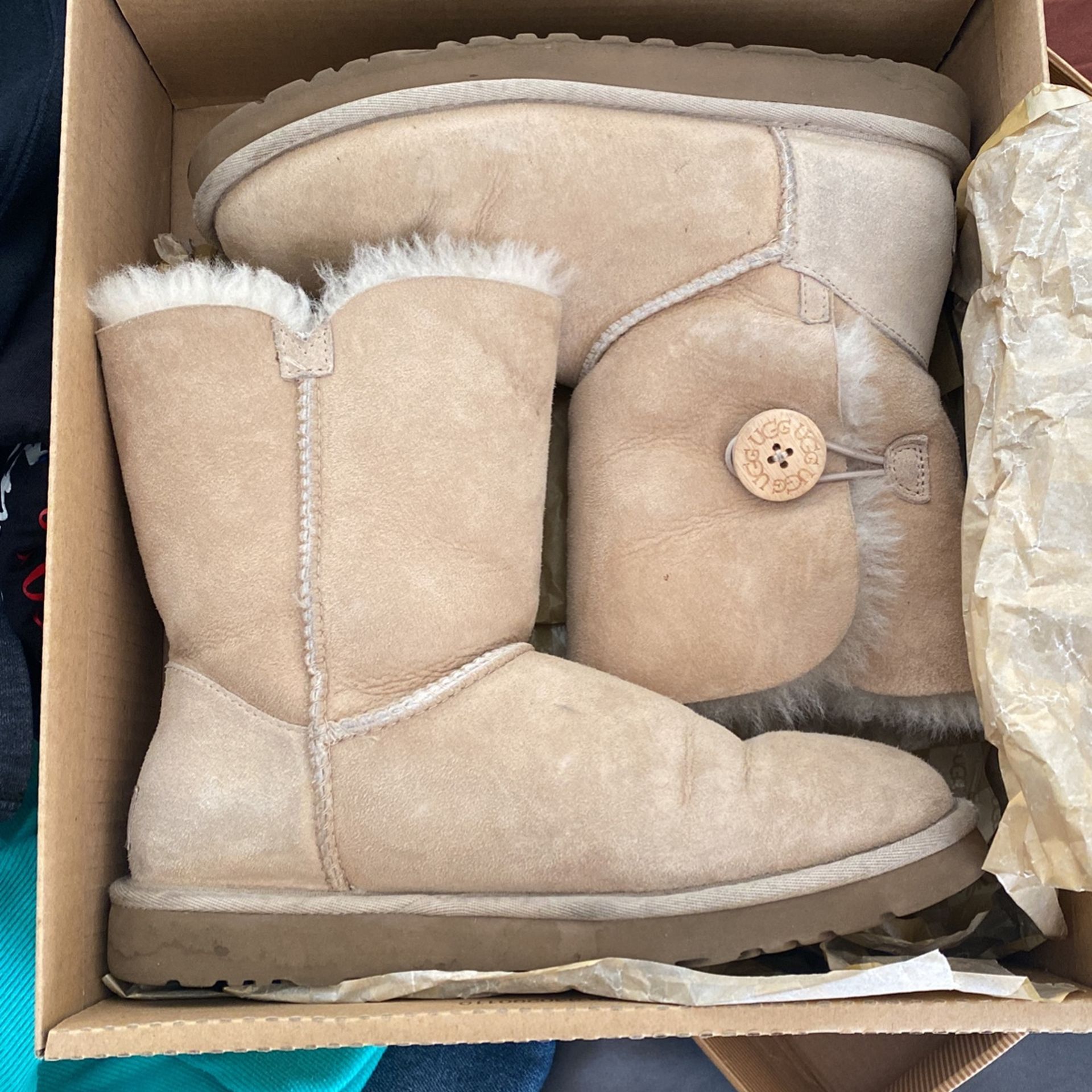 Uggs Size 7 W Bailey Button