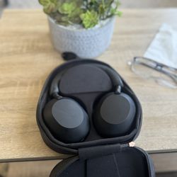 Sony - WH1000XM5 Wireless Noise- Canceling Over-the-Ear Headphones - Black
