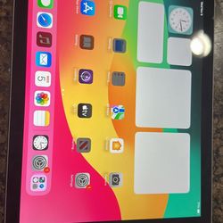 Apple ipad 6 th gen  like new 128 gb wifi 