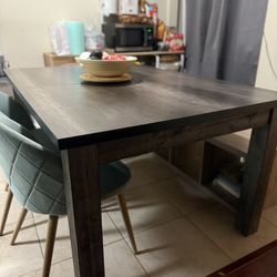 Extendable Dining Table - Seats 6 - 8