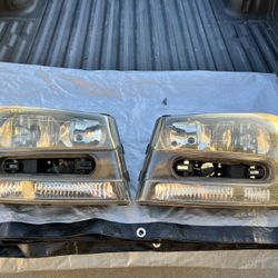  02-09 Chevrolet Trailblazer Black Housing Headlamps Assembly