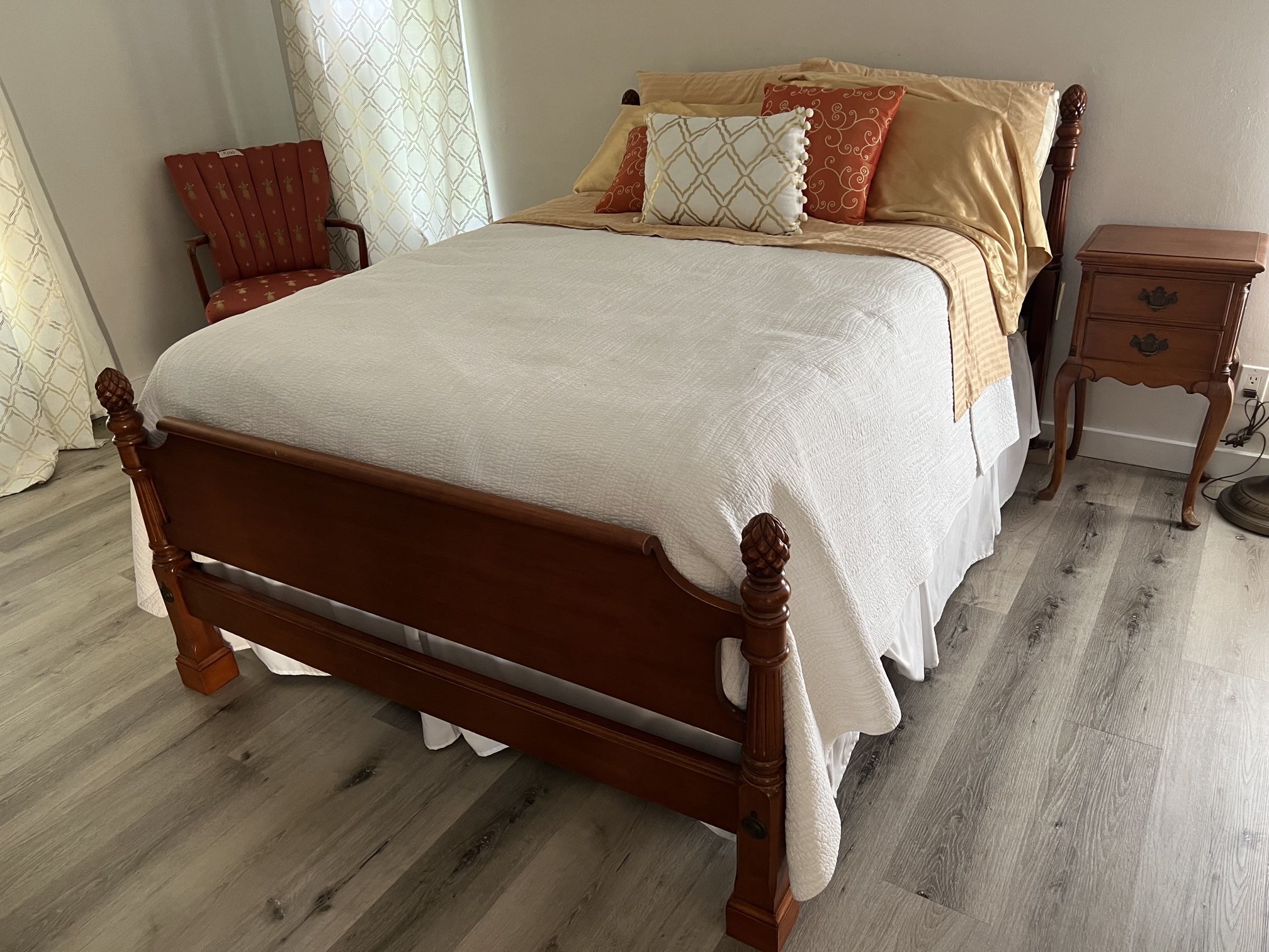 Vintage Kling Solid Maple Five Piece Pineapple Bedroom Set. Double / Full Mattress And BoxSpring Included.