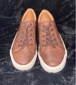 Classic low-top sneakers with lace-up front