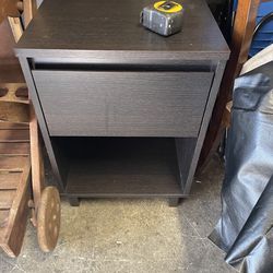 Nice 1 nightstand with 1 drawer (excellent condition