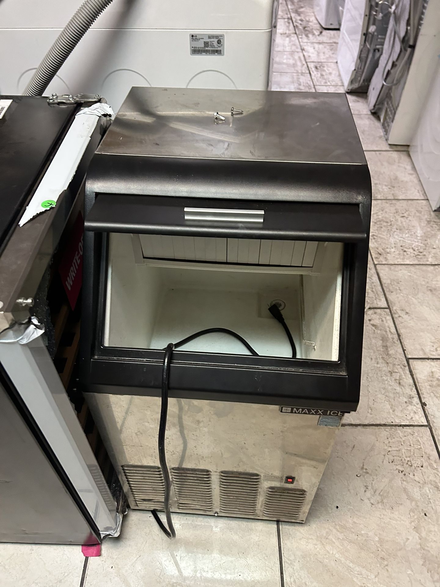Ice Maker 75 Pounds Undercounter 